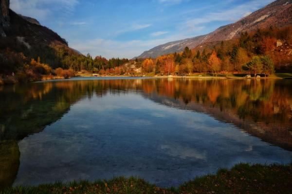 Lago di Nembia in autunno